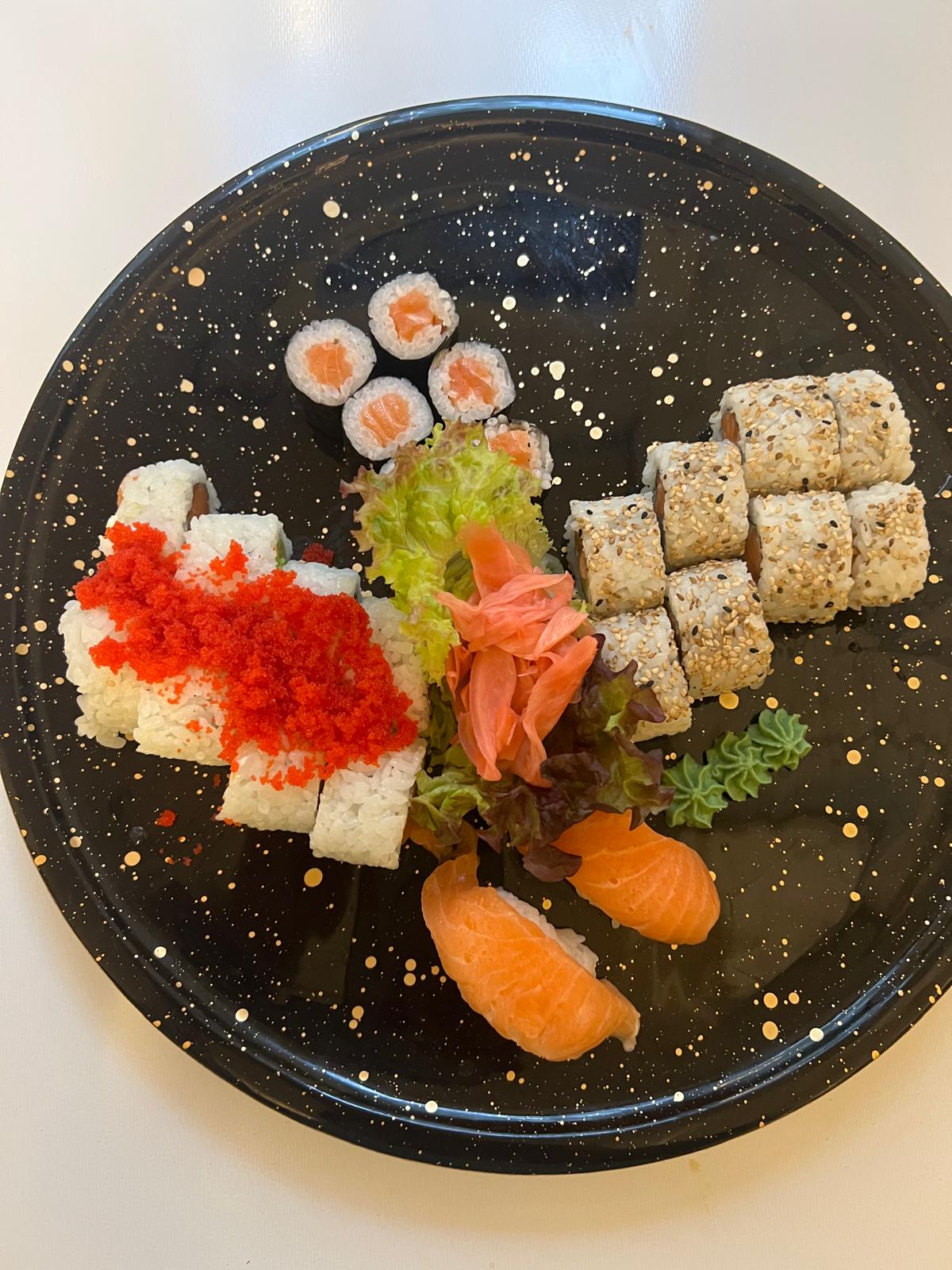 Sushi-Auswahl mit Ebiko-Maki, Sesam-Uramaki und Nigiri