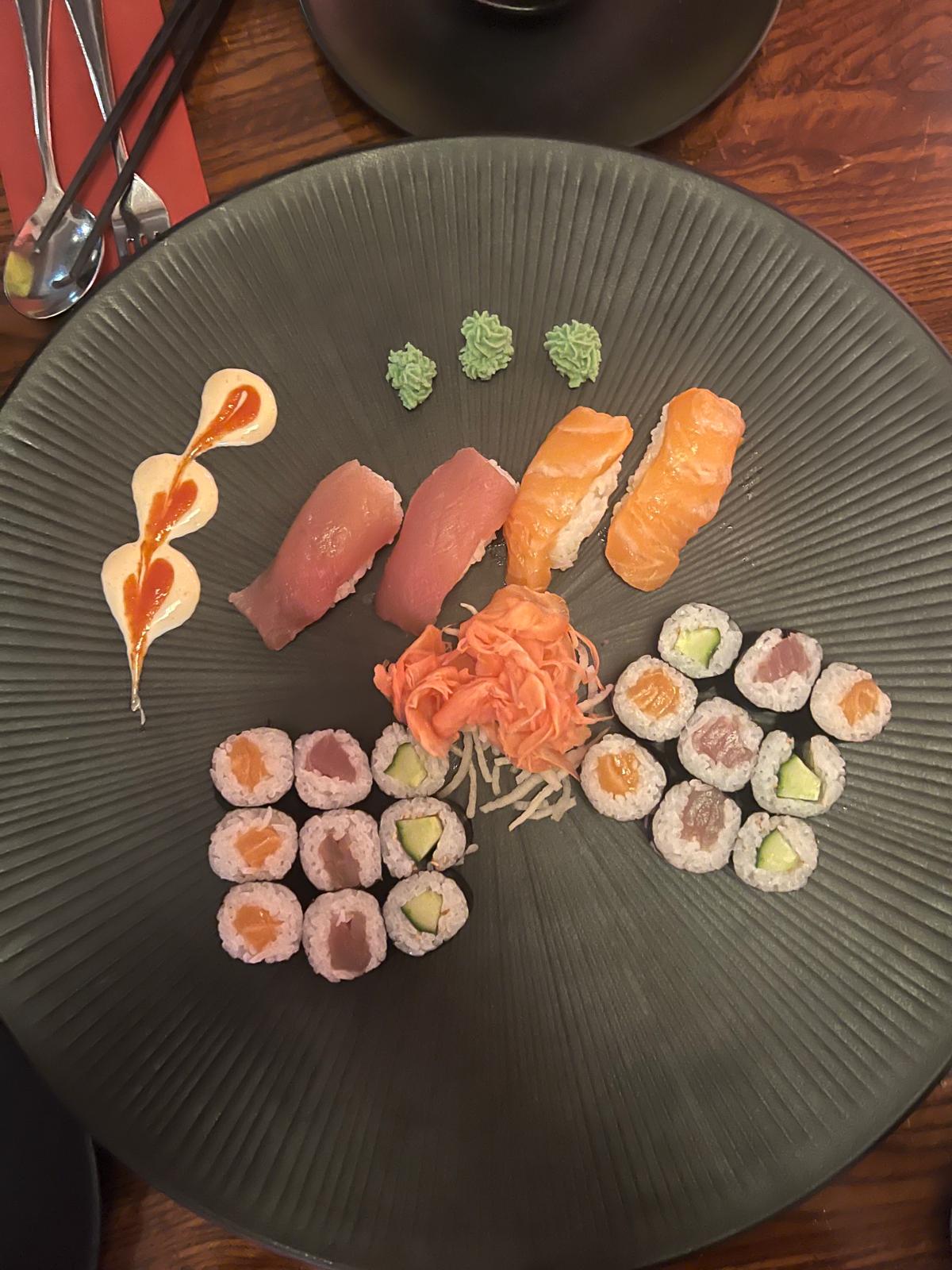 Nigiri-Set mit Thunfisch, Lachs und Hosomaki