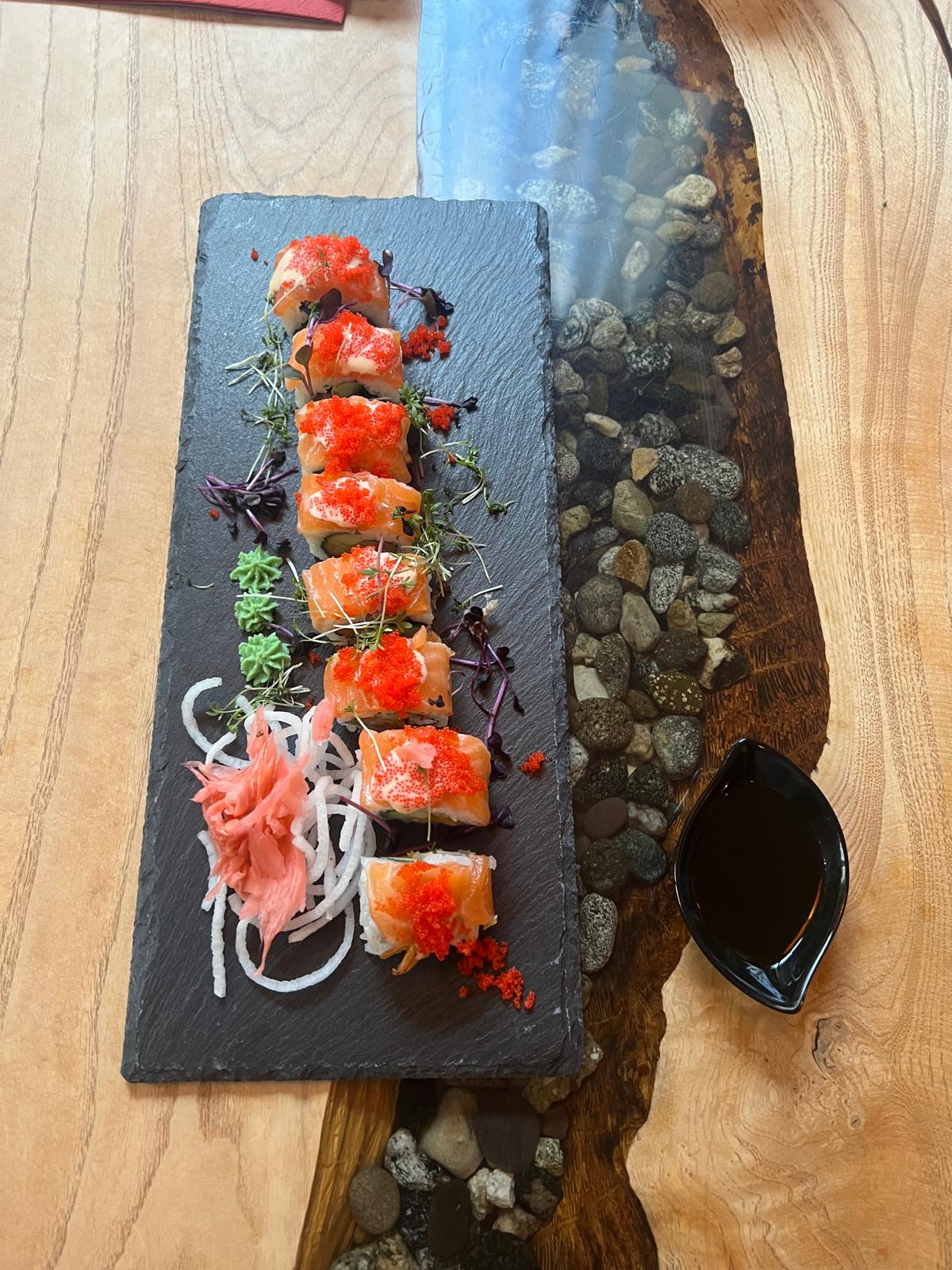 Special Roll mit Lachs und Tobiko auf Schieferplatte