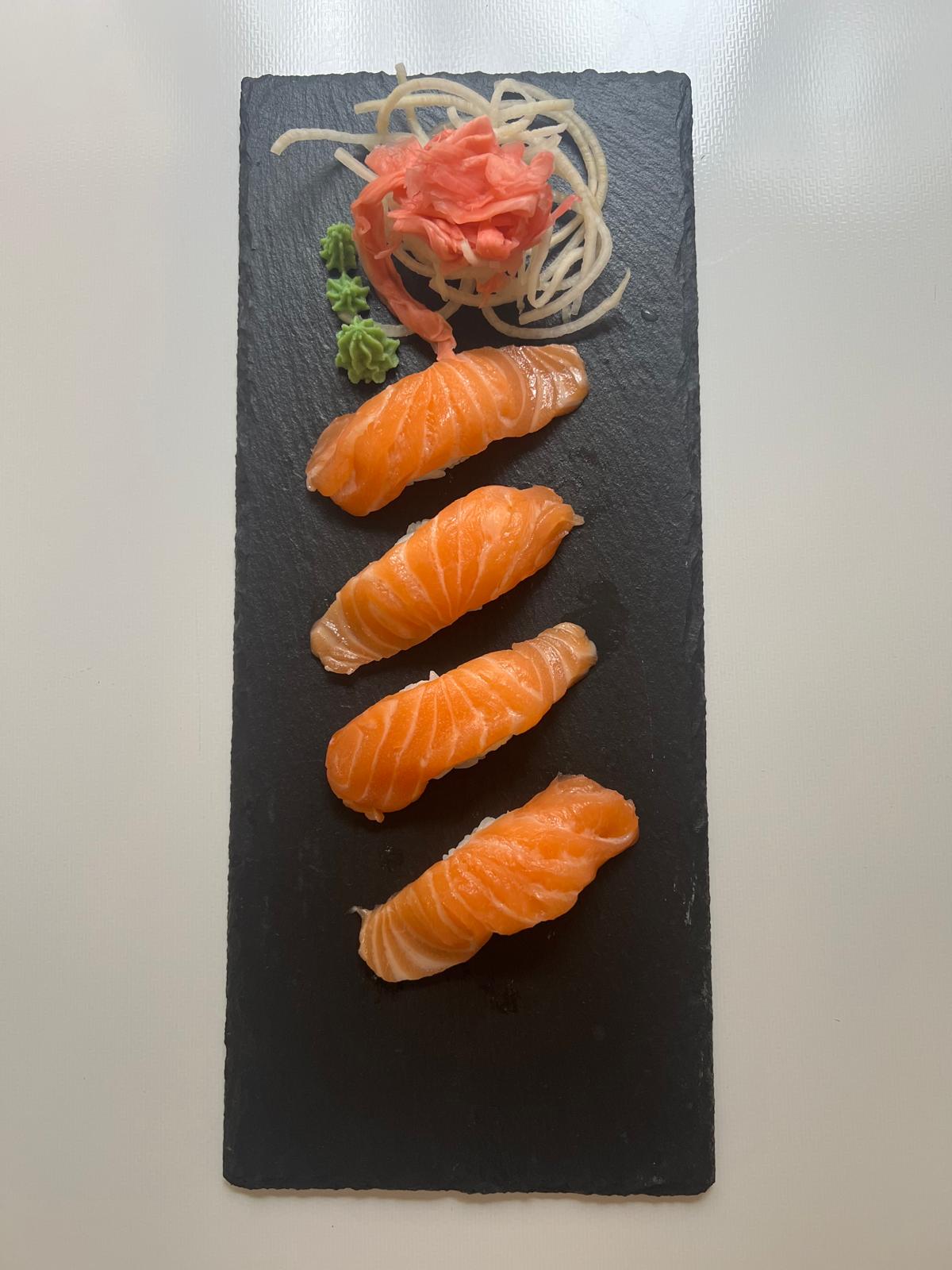 Vier Sake Nigiri mit Gari und Wasabi