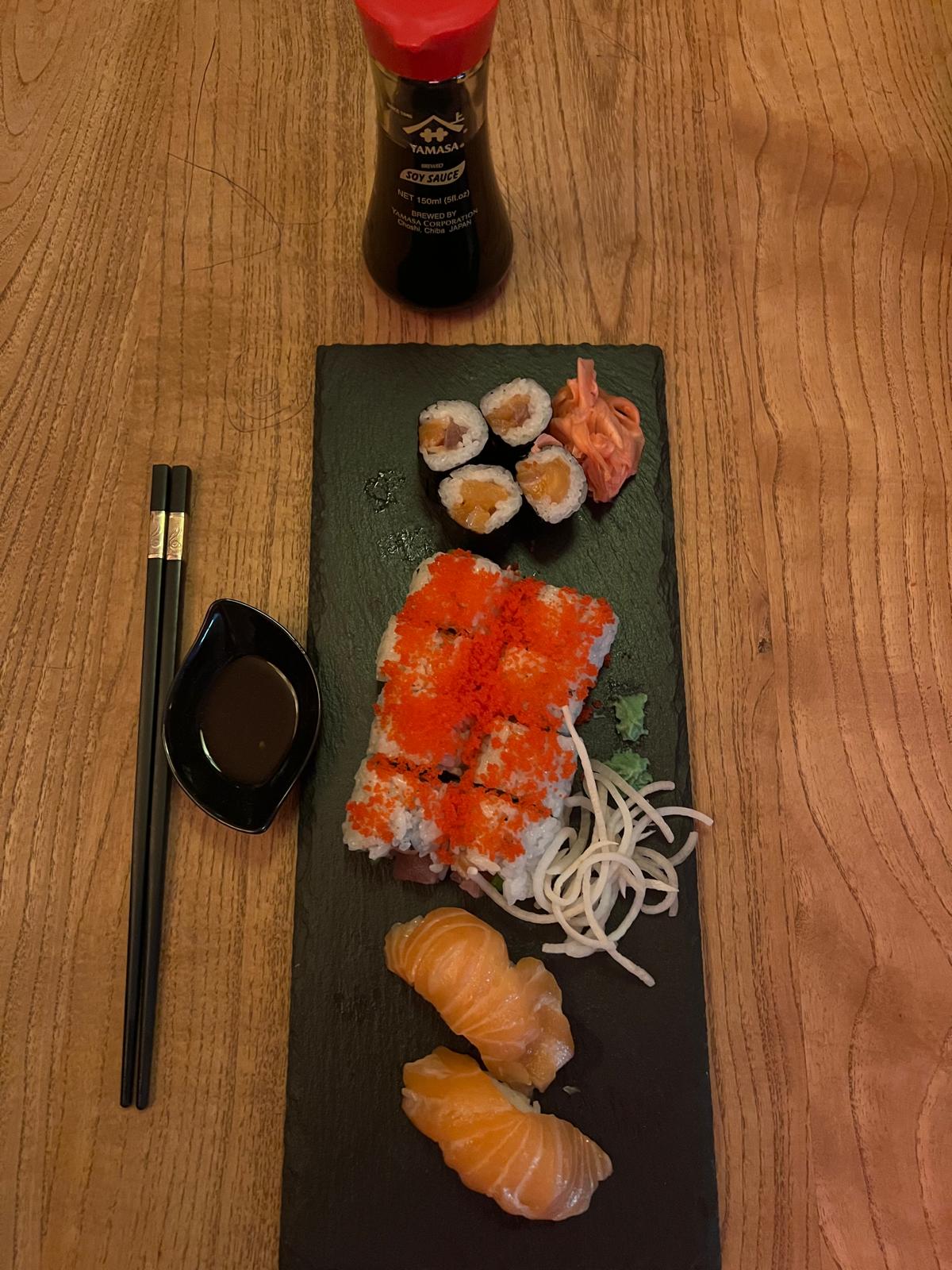 Maki-Set mit Lachs-Uramaki und Sake Nigiri