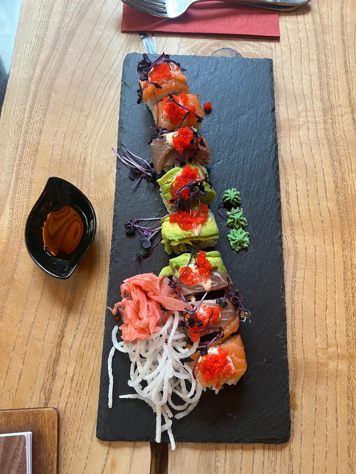 Special Roll mit Avocado, Lachs und Tobiko